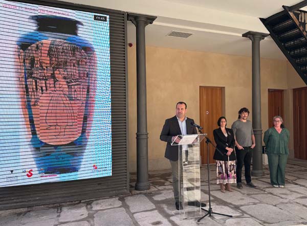El Instituto de las Identidades pone en valor el legado de la Escuela Madrileña de Cerámica con la exposición Vestir el barro