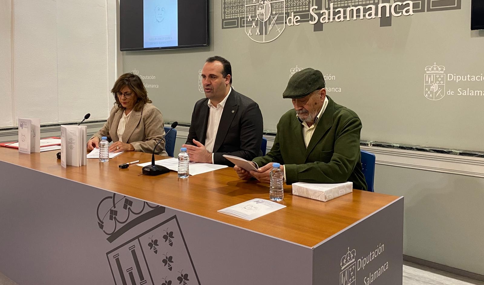 El diputado de Cultura, David Mingo, Isabel Bernardo, coordinadora de la revista, y Amable Diego Arévalo, responsable de las ilustraciones