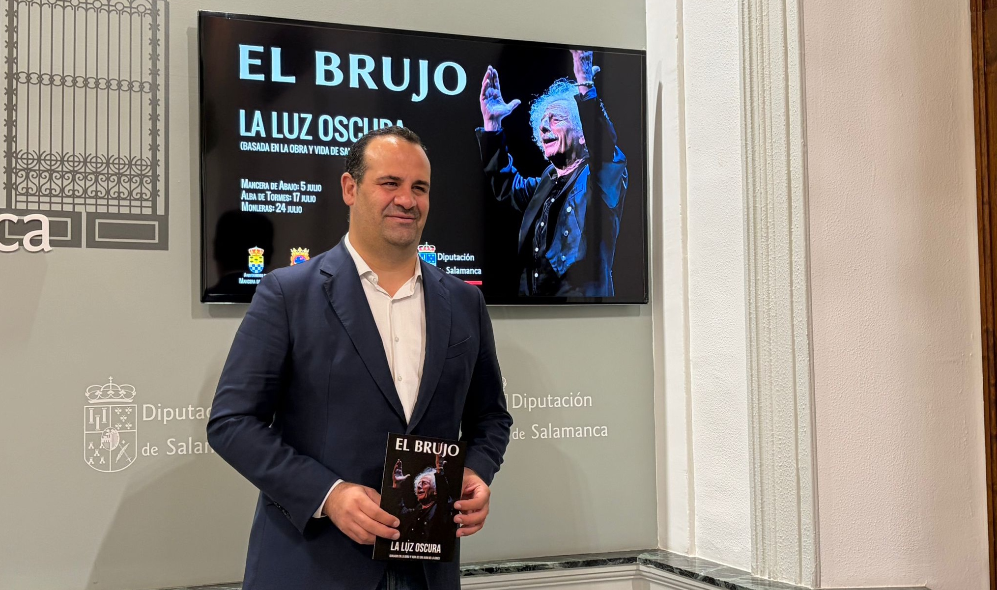 David Mingo presenta la obra 'La luz oscura' de El Brujo