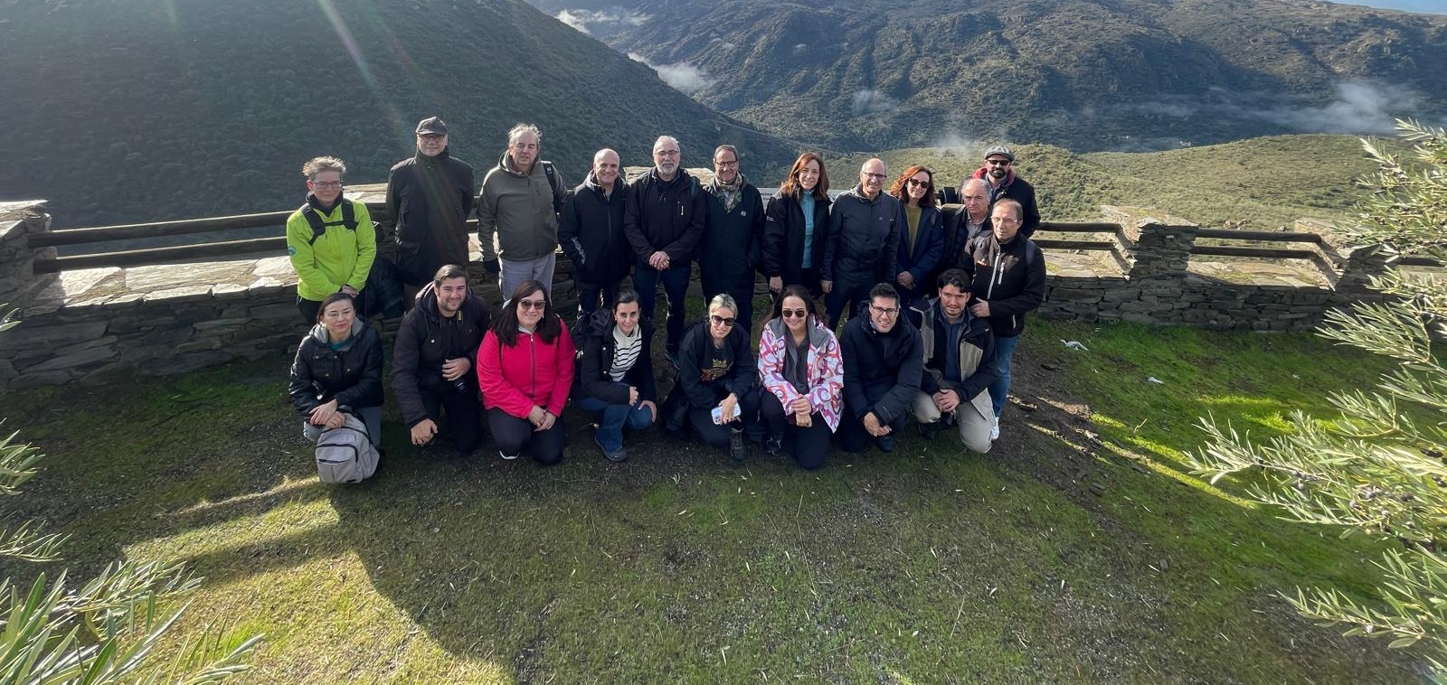Foto de familia de autoridades y participantes en la Ruta Corta del Camino de Hierro.