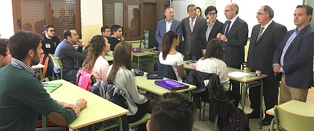 El presidente y el delegado territorial de la Junta con los alumnos del curso