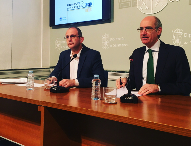 El diputado de Economía y Hacienda, Antonio Luis Sánchez y el presidente de la Diputación de Salamanca, Javier Iglesias