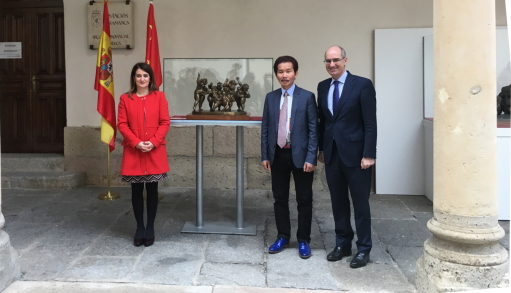 La concejala de cultura del Ayuntamiento, María Victoria Bermejo, Xu Hongfei y el presidente de la Diputación, Javier Iglesias.