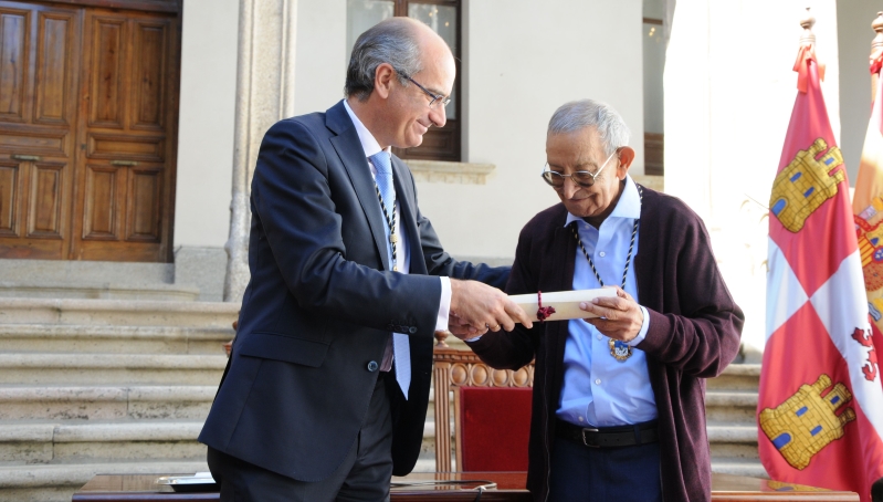 Imagen de la entrega de la Medalla de Oro de la Provincia a Don Antonio Romo
