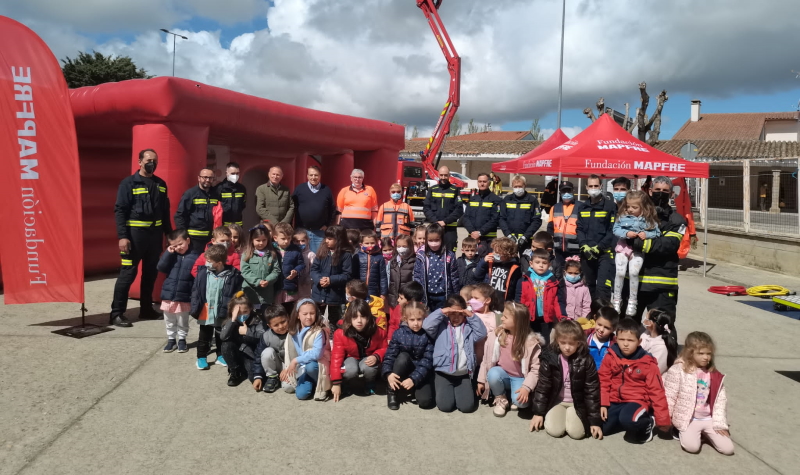 Bomberos del Parque de Vitigudino junto a los escolares en la primera jornada de la Semana de Prevención de Incendios