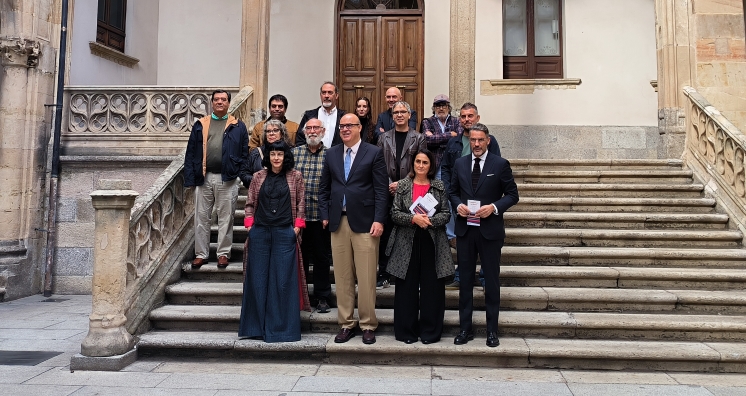 Foto de familia de autoridades y artistas que han participado en la exposición.