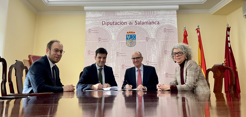 El presidente de la Diputación de Salamanca, Javier Iglesias, junto a los representantes de Unicaja, Manuel Rubio y Cristina Sánchez.