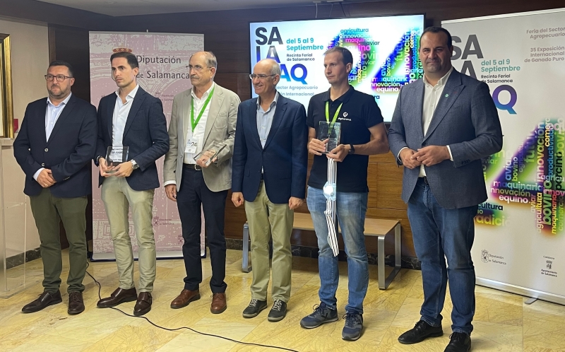 Foto de familia de autoridades y premiados del 1 Premio de Innovación Salamaq24