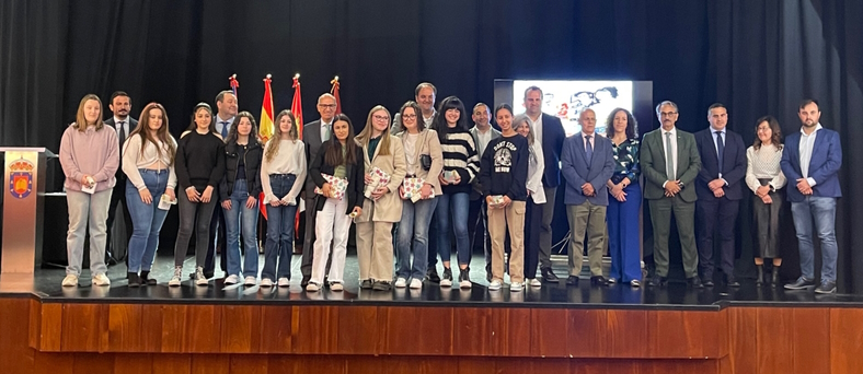 Foto de familia de autoridades y alumnos premiados.