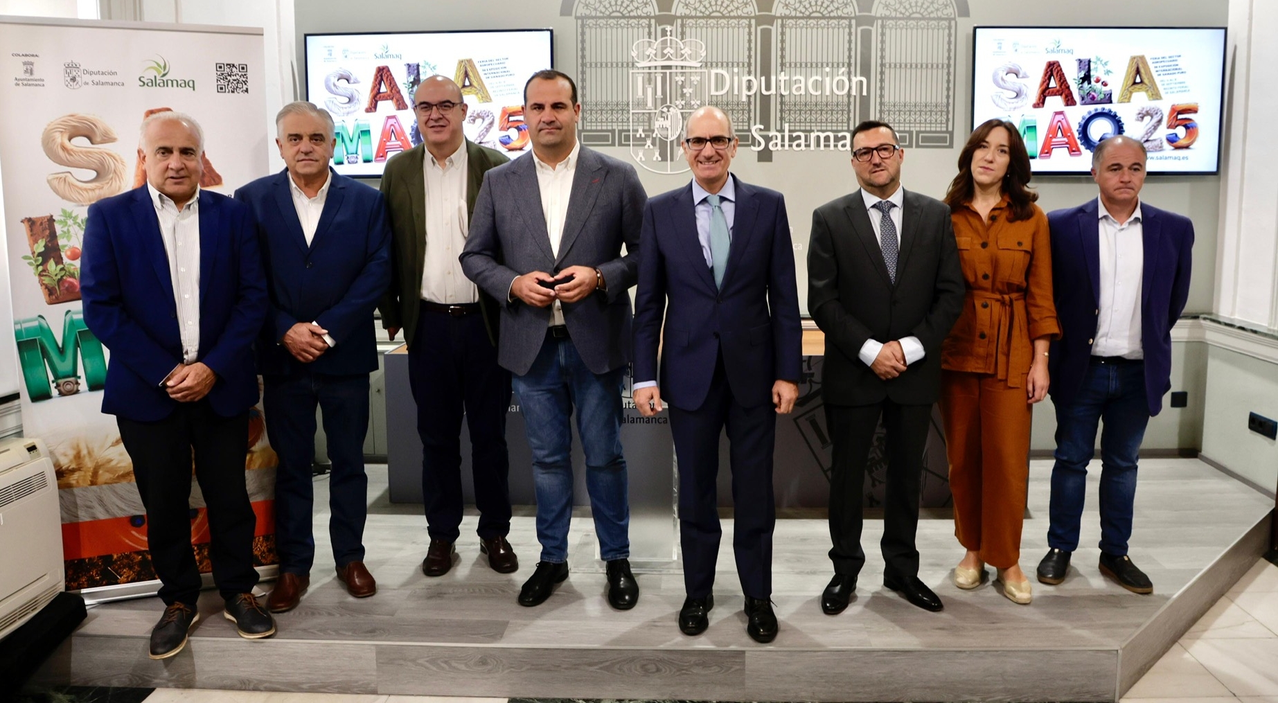 El presidente de la Diputación, Javier Iglesias, acompañado por varios diputados provinciales.