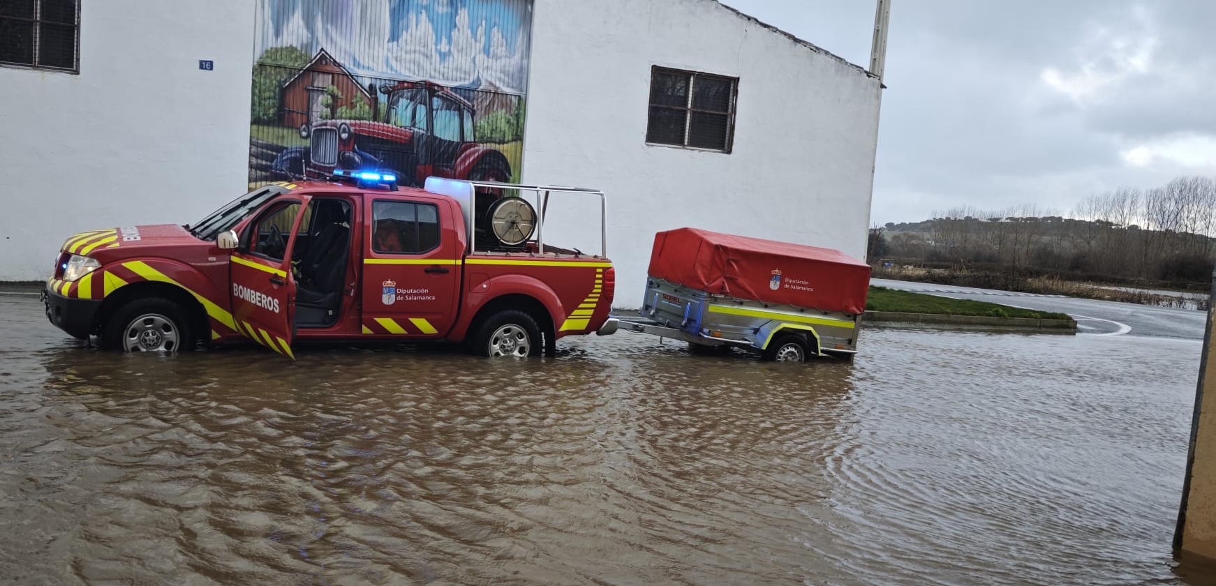 Vehículo de bomberos de la Diputación en las inundaciones