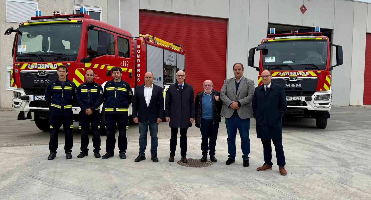 Autoridades con los dos nuevos vehículos autobomba