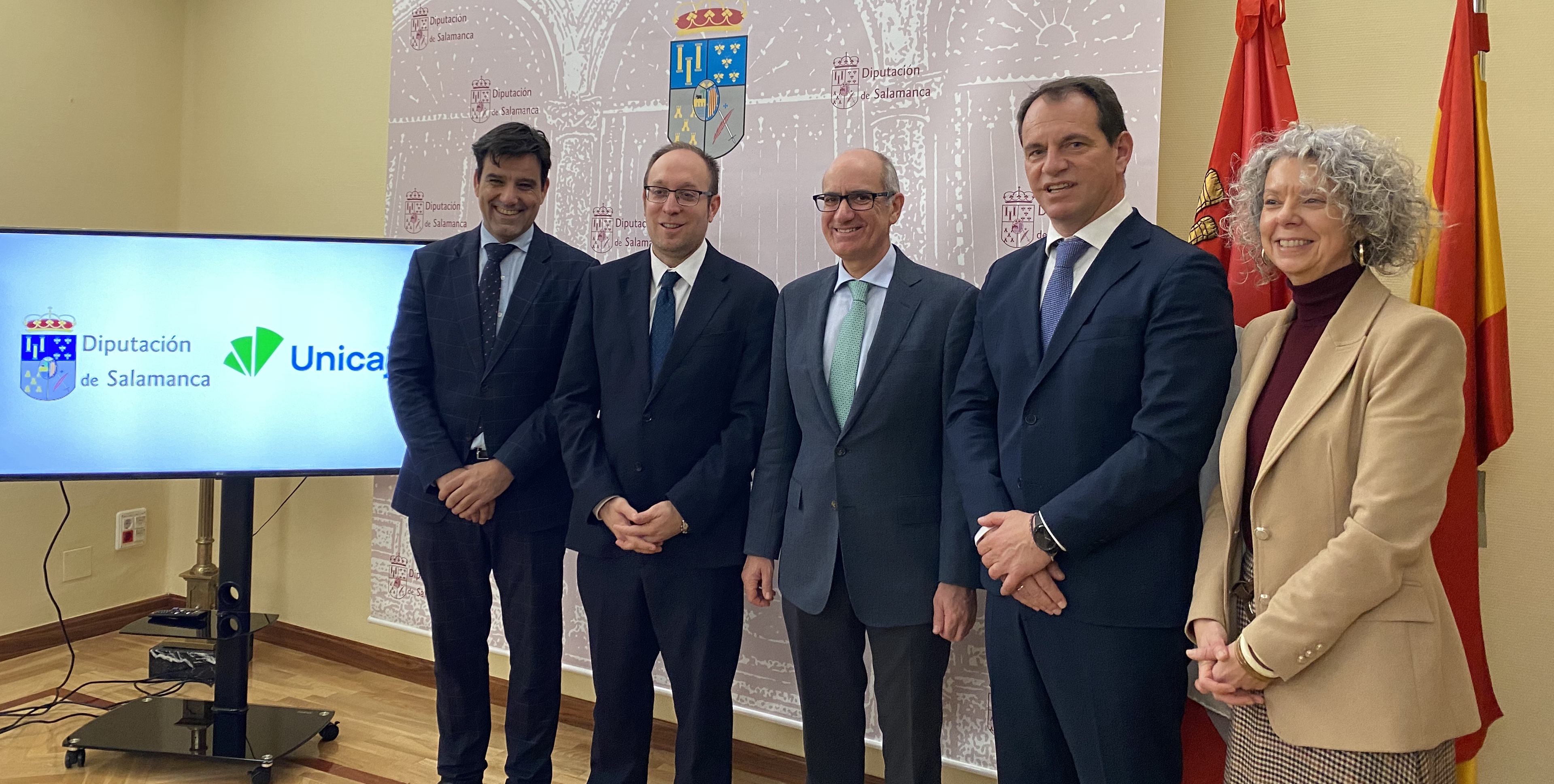 Foto de la formalización del acuerdo entre Diputación y Unicaja