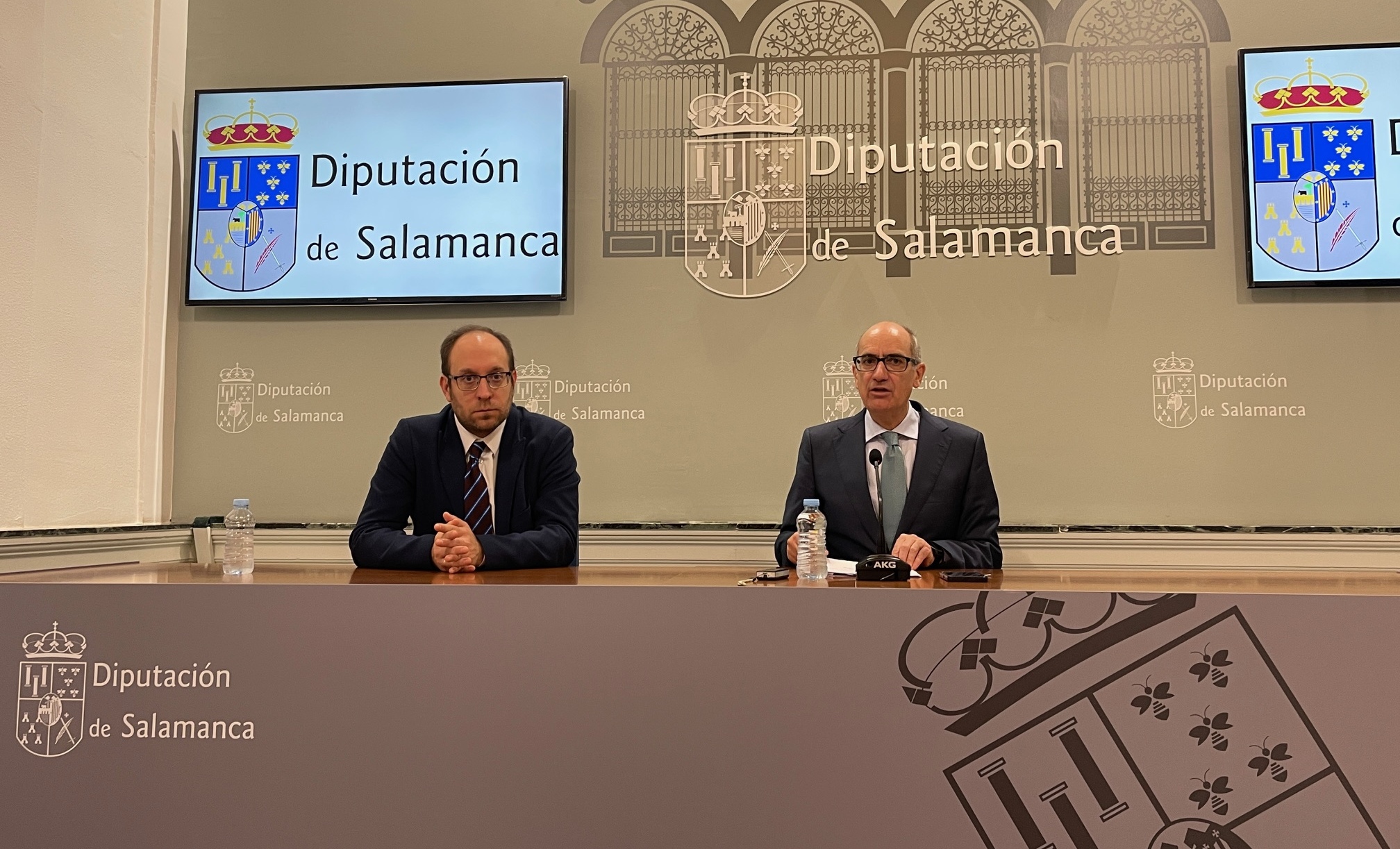 El presidente de la Diputación de Salamanca, Javier Iglesias, y el diputado de Economía y Hacienda, Marcos Iglesias.