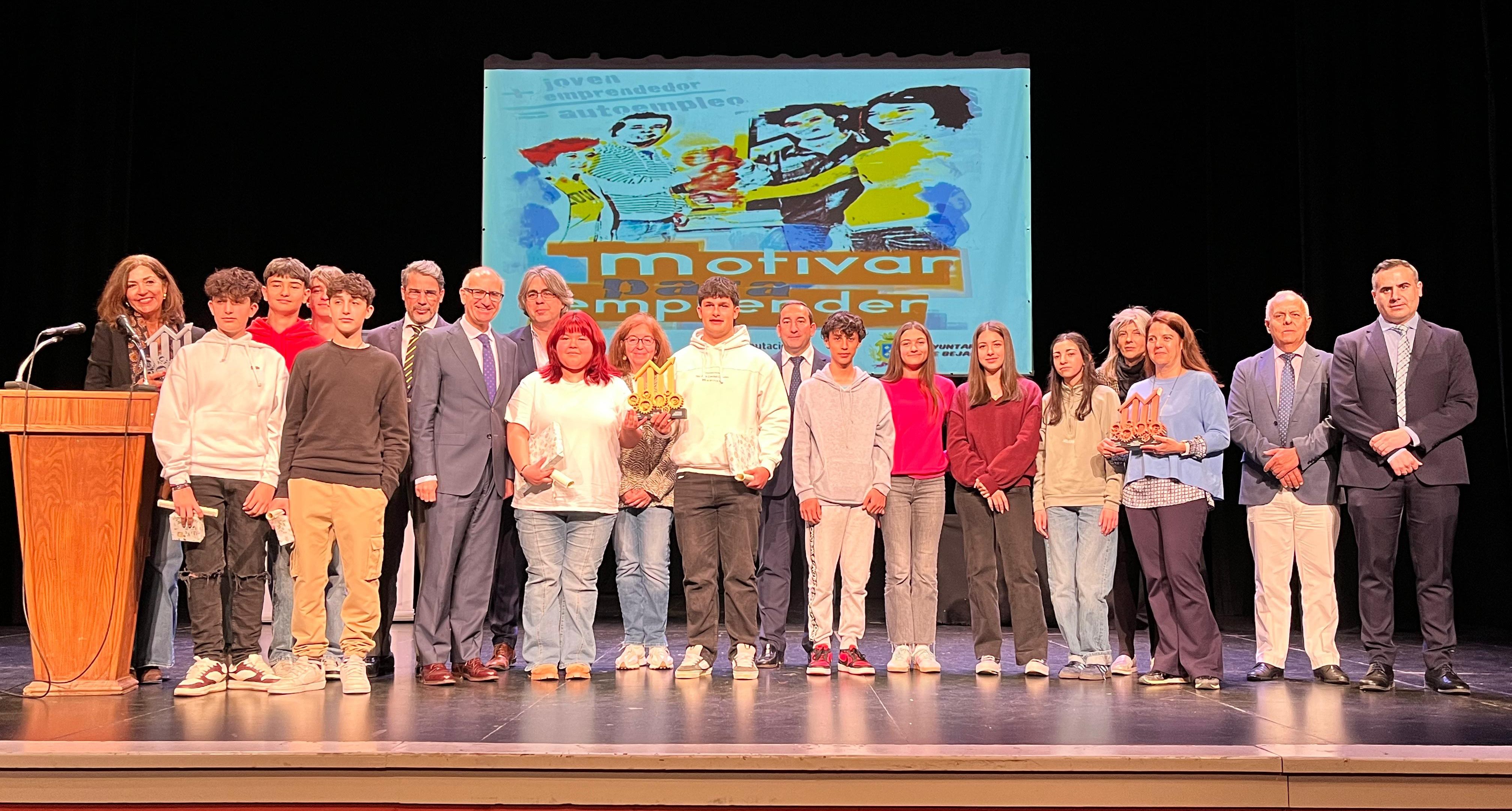 Foto de familia de autoridades y premiados del XVI Concurso Escolar Motivar para Emprender Foto de familia de autoridades y premiados del XVI Concurso Escolar Motivar para Emprender