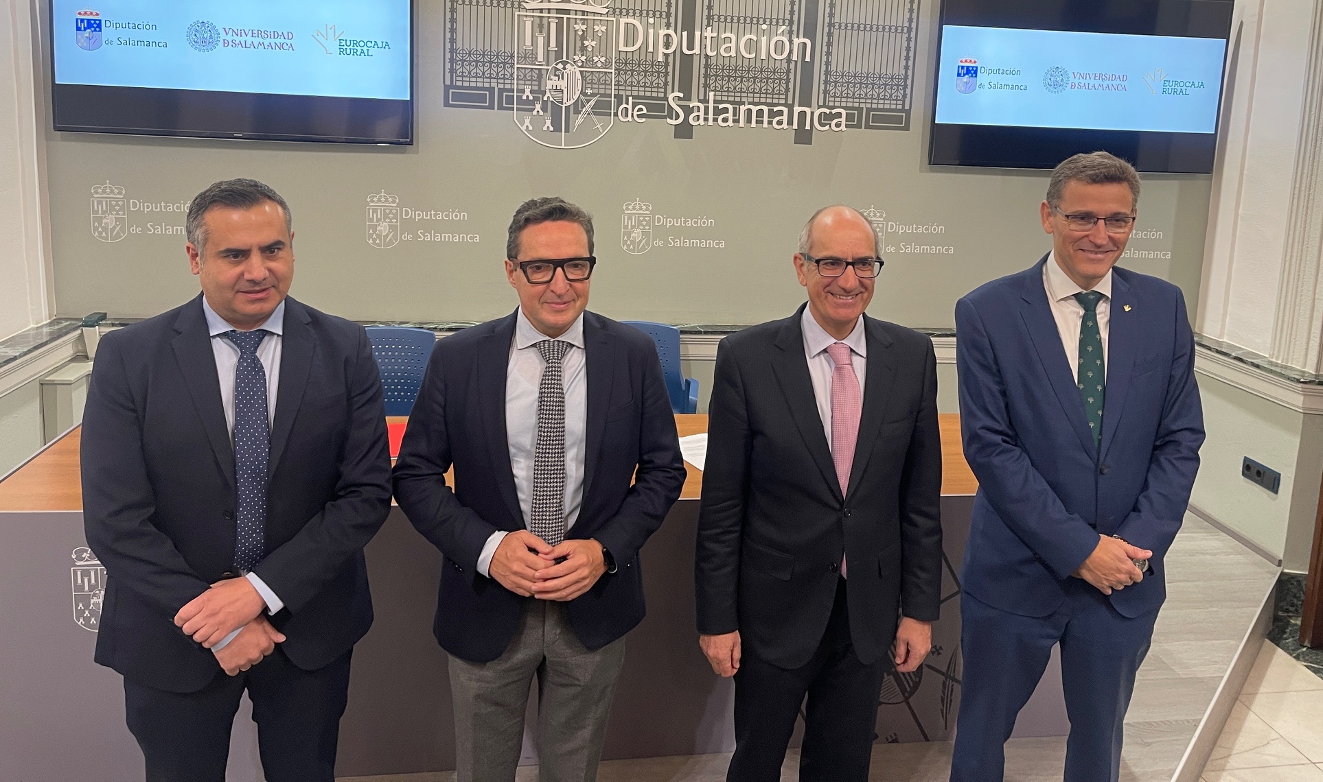 El presidente de la Diputación, Javier Iglesias, el diputado de empleo y desarrollo rural, Antonio Labrador, el rector de la USAL, Juan Manuel Corchado, y el director general de Eurocaja Rural, Víctor Manuel Martín.