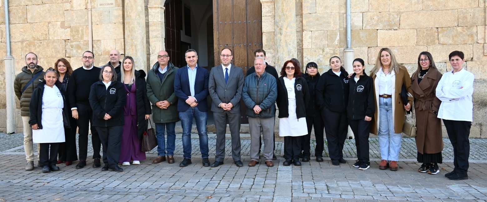 Foto de familia de autoridades, profesores y alumnos participantes.
