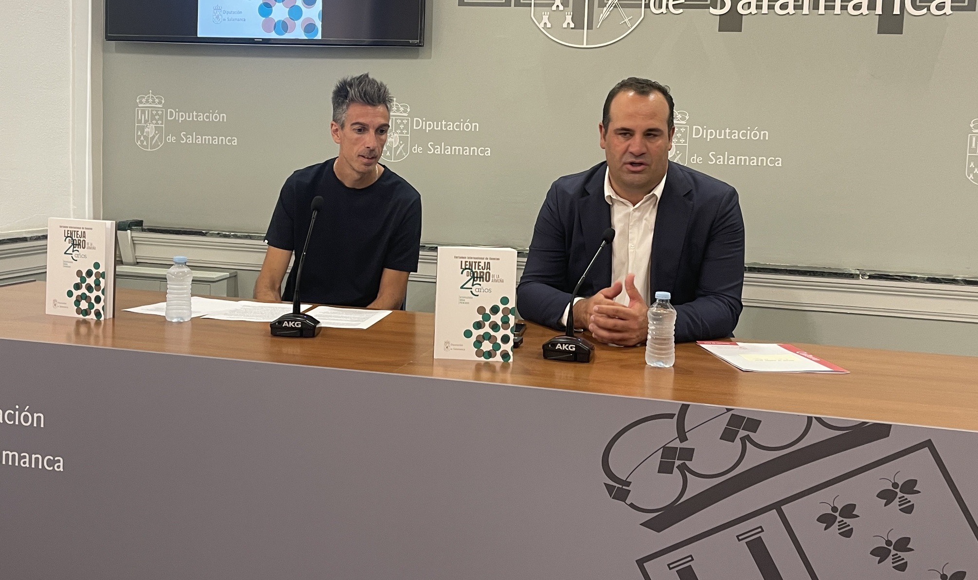 El diputado de Cultura, David Mingo, y el alcalde de Parada de Rubiales, José María Cubillo.